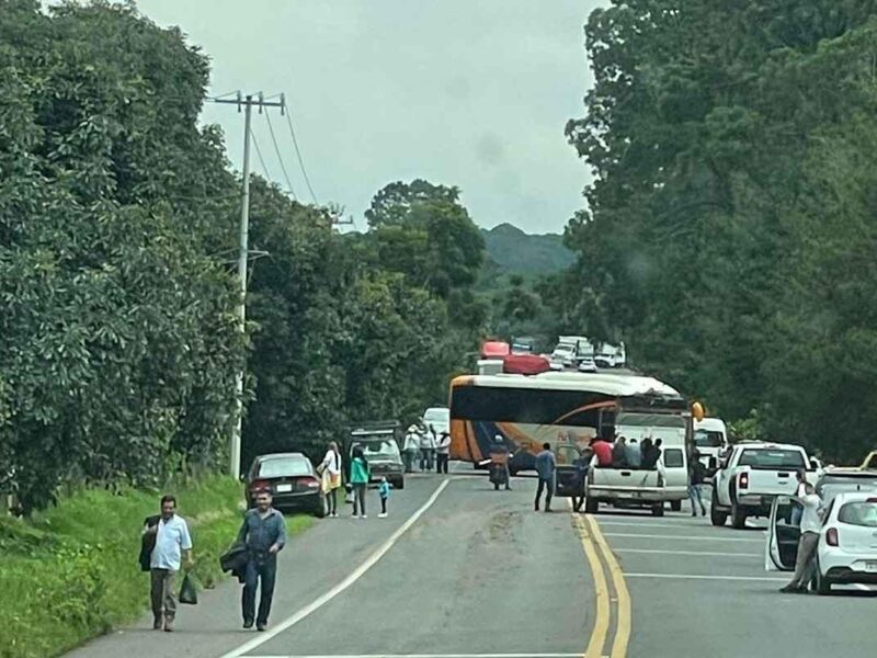Bloqueos en Peribán por jóvenes desaparecidos en Michoacán 1