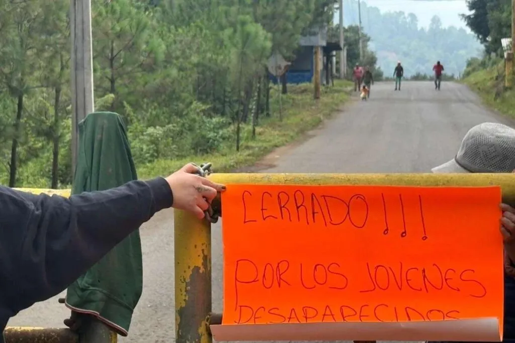 Bloqueos en Peribán por jóvenes desaparecidos en Michoacán