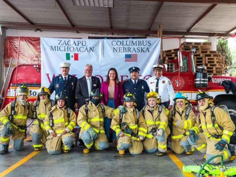 Bomberos de Zacapu reciben histórica entrega de uniformes y equipo: Mónica Valdez