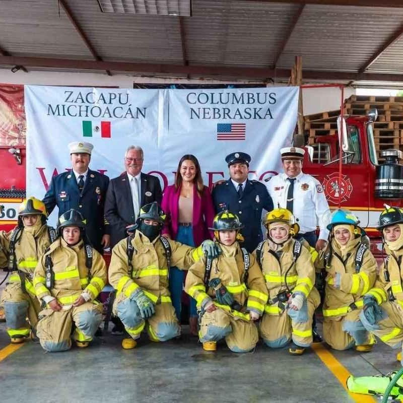 Bomberos de Zacapu reciben histórica entrega de uniformes y equipo: Mónica Valdez