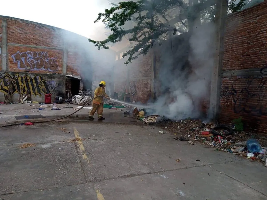 Bomberos sofocan incendio en bodega de Apatzingán