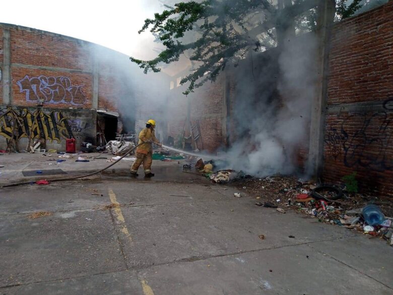 Bomberos sofocan incendio en bodega de Apatzingán