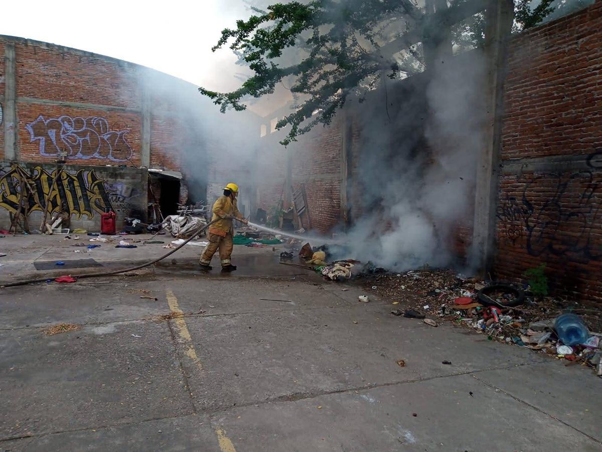 Bomberos sofocan incendio en bodega de Apatzingán