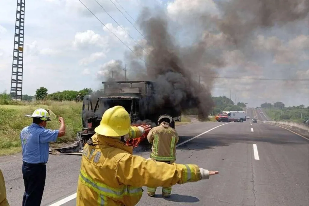 Camión torton arde en plena carretera de Parácuaro y causa alarma entre automovilistas
