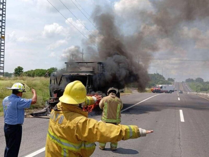 Camión torton arde en plena carretera de Parácuaro y causa alarma entre automovilistas