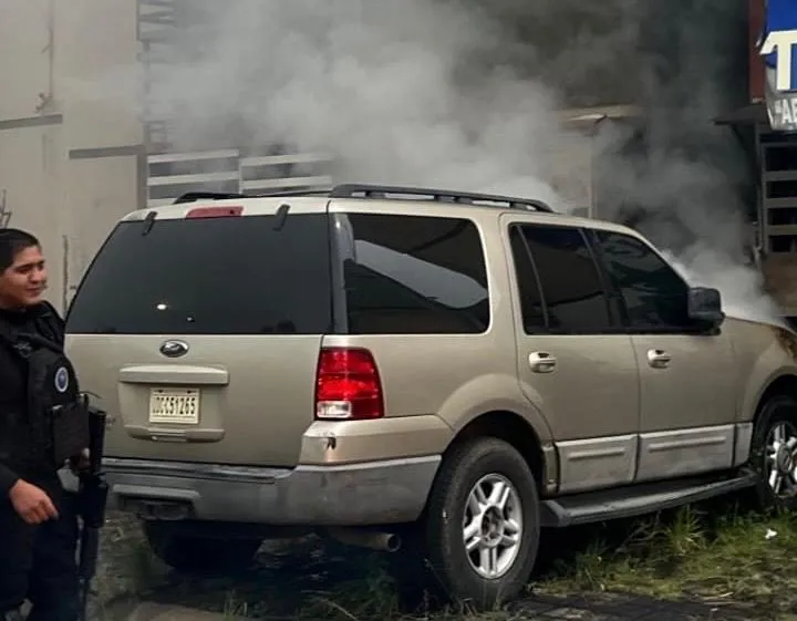 Camioneta sufre incendio por falla mecánica en CampoNubes Morelia