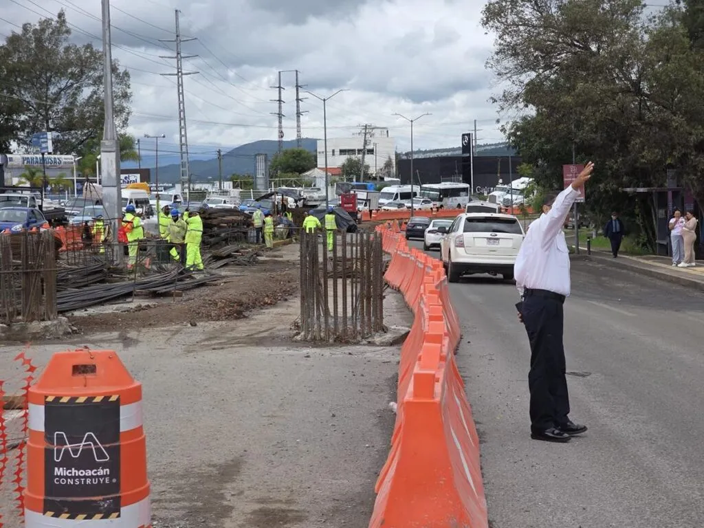 Caos vial en Morelia por regreso a clases y obras. Conduce con precaución en el Periférico Paseo de la República.