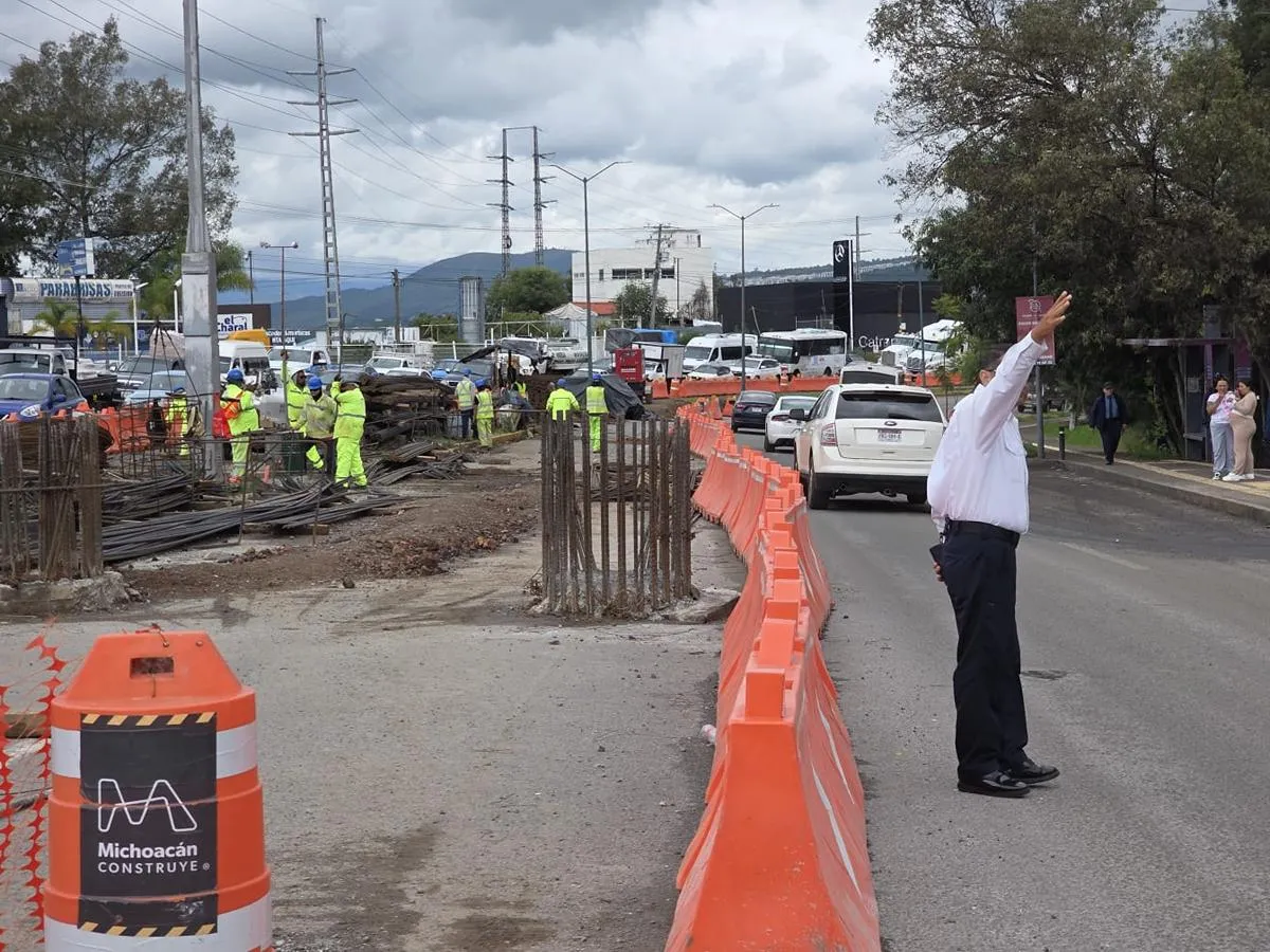 Caos vial en Morelia por regreso a clases y obras. Conduce con precaución en el Periférico Paseo de la República.