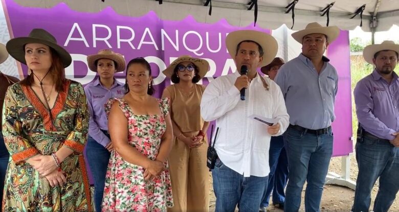 Carlos Manzo sobre teleférico de Uruapan