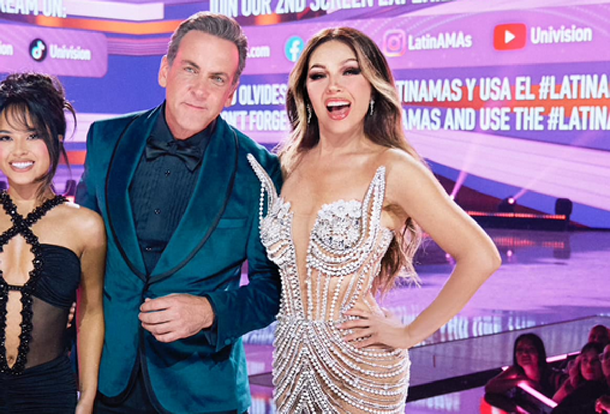Carlos Ponce revive presunta pelea entre Thalía y Becky G en premiación y cuenta su versión