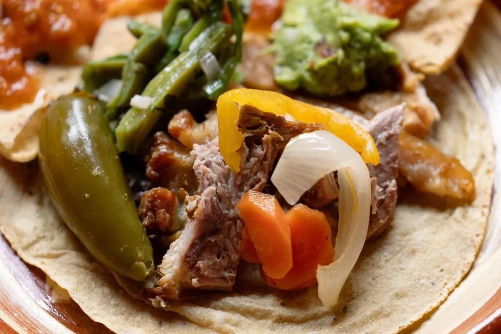 Las carnitas de Michoacán obtuvieron certificación que protege su receta tradicional, fortalece a productores y abre camino a la promoción internacional y al turismo gastronómico