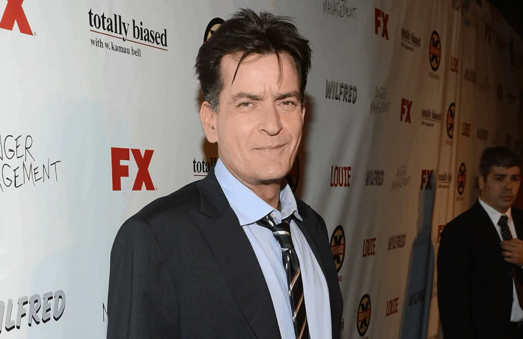 Charlie Sheen admite su experiencia con hombres