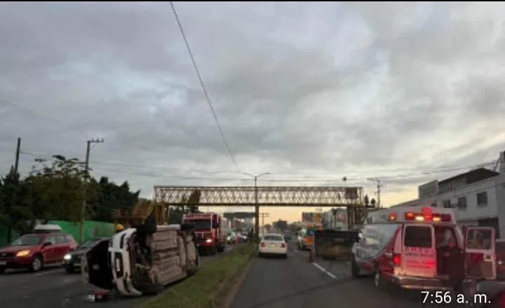 choque y volcadura de combi Ruta Rosa de Morelia; hay 3 lesionados-1