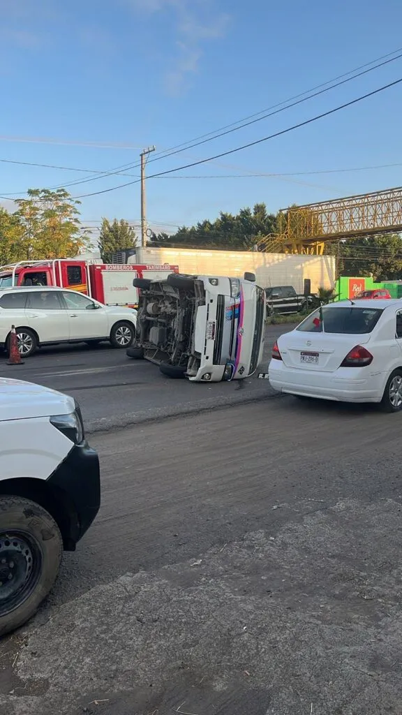 choque y volcadura de combi Ruta Rosa de Morelia; hay 3 lesionados-2