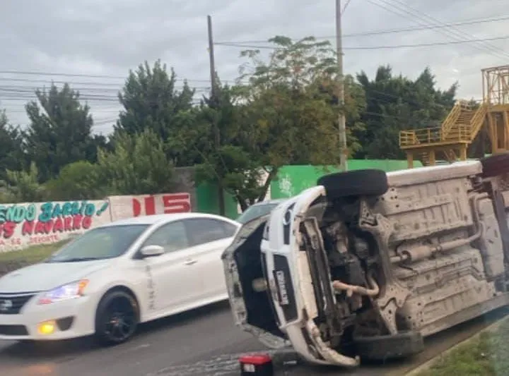 Choca y vuelca combi al norte de Morelia; hay 3 lesionados