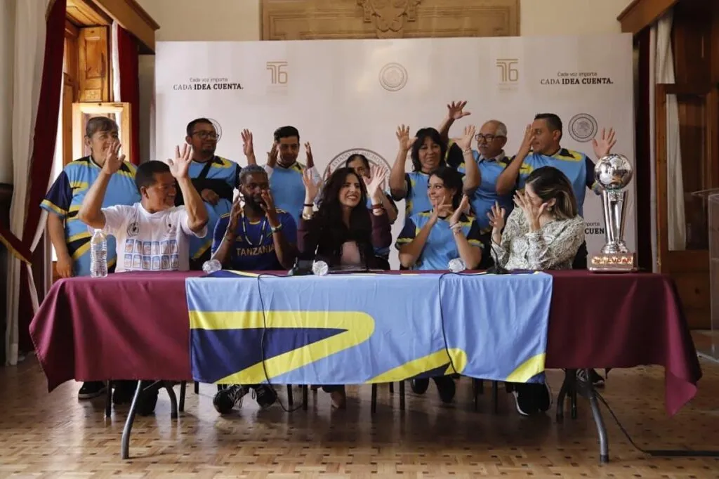 Colocan bandera de la comunidad sorda en el Palacio Legislativo-2