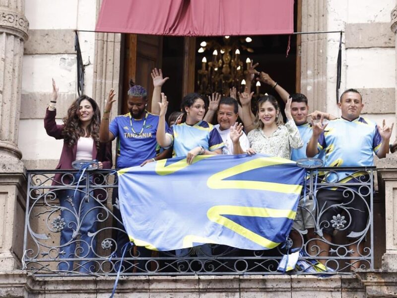 Colocan bandera de la comunidad sorda en el Palacio Legislativo