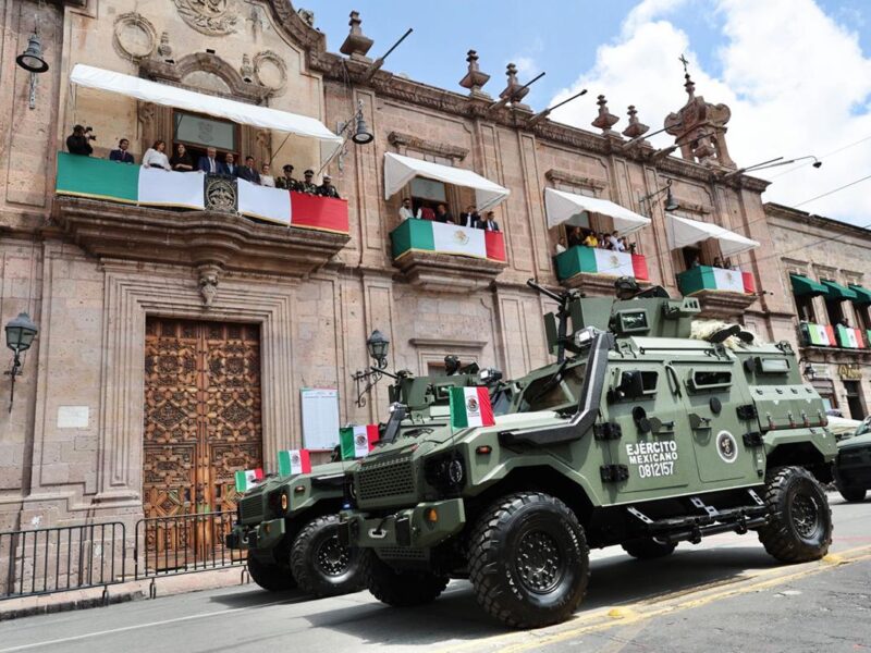 Con desfile presidido por Bedolla, miles de familias celebran el 215 Aniversario de la Independencia