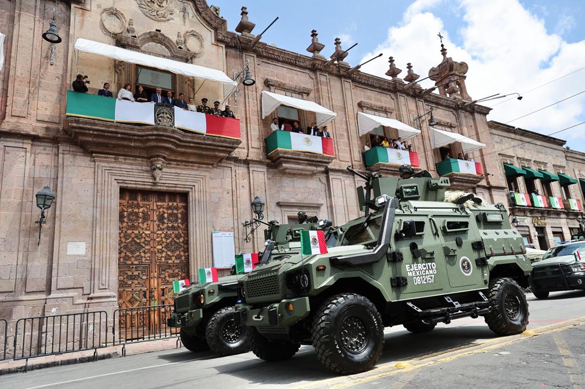 Con desfile presidido por Bedolla, miles de familias celebran el 215 Aniversario de la Independencia