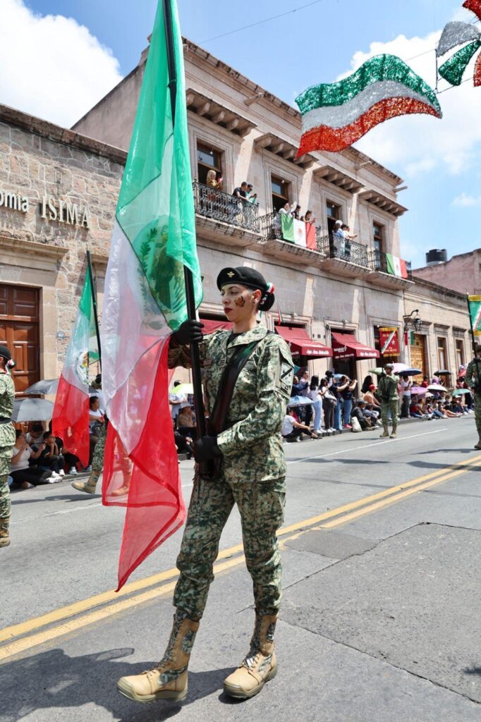 Con saldo blanco y en ambiente festivo concluyen desfiles por el 215 Aniversario de la Independencia en Michoacán-1