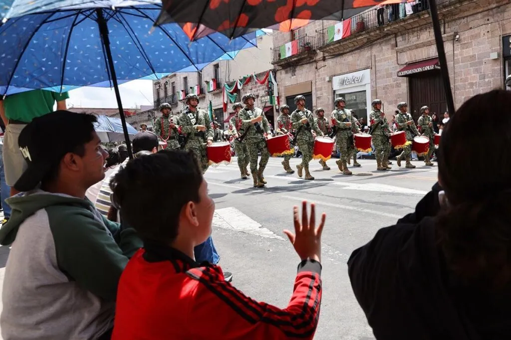 Con saldo blanco y en ambiente festivo concluyen desfiles por el 215 Aniversario de la Independencia en Michoacán
