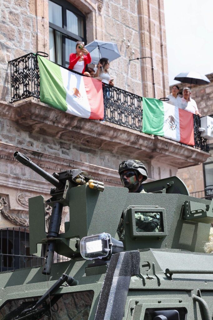 Con saldo blanco y en ambiente festivo concluyen desfiles por el 215 Aniversario de la Independencia en Michoacán-2