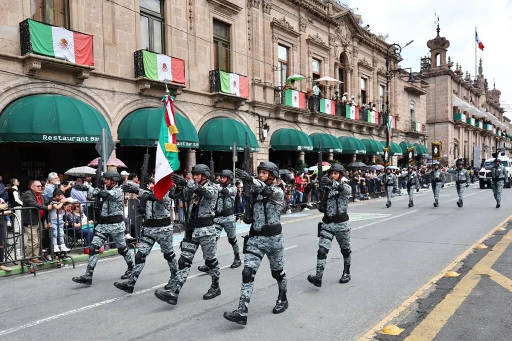 Con saldo blanco y en ambiente festivo concluyen desfiles por el 215 Aniversario de la Independencia en Michoacán-3