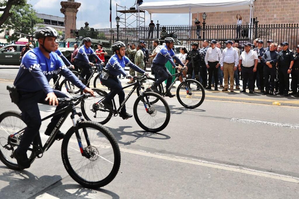 Con saldo blanco y en ambiente festivo concluyen desfiles por el 215 Aniversario de la Independencia en Michoacán-4