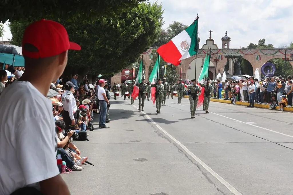 Con saldo blanco y en ambiente festivo concluyen desfiles por el 215 Aniversario de la Independencia en Michoacán-7
