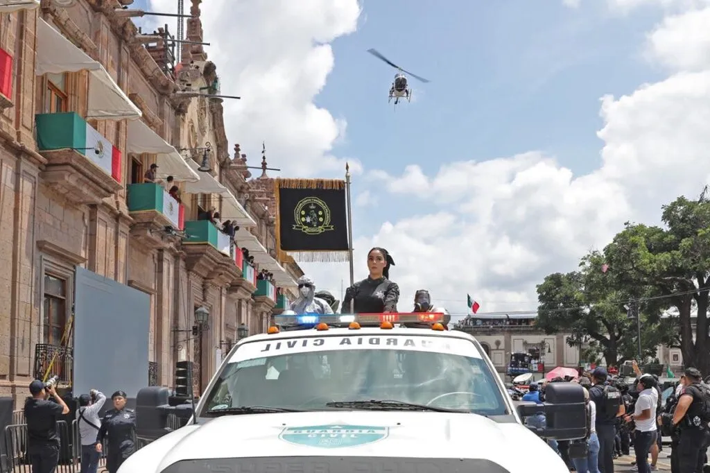 Con saldo blanco y en ambiente festivo concluyen desfiles por el 215 Aniversario de la Independencia en Michoacán-8