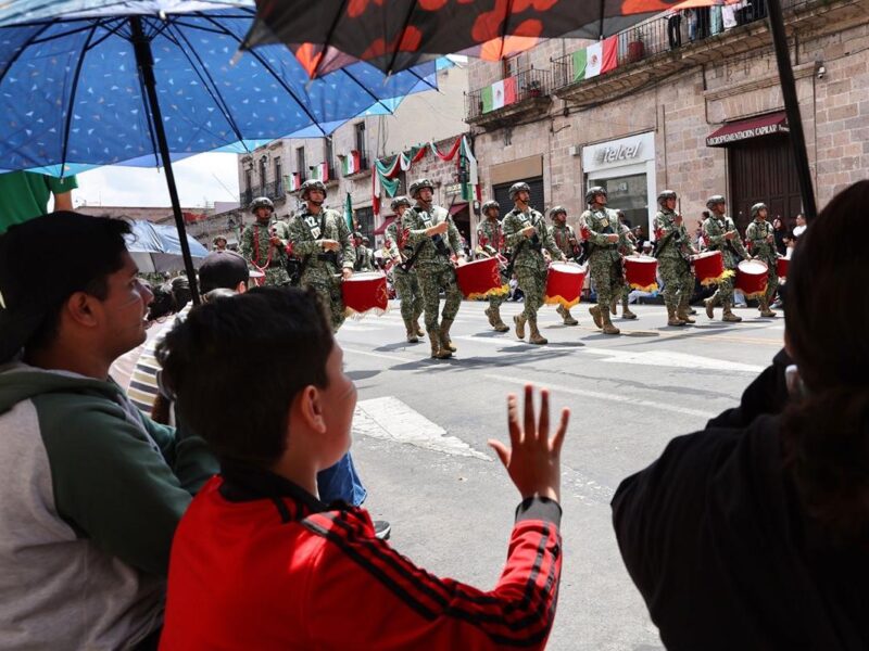 Con saldo blanco y en ambiente festivo concluyen desfiles por el 215 Aniversario de la Independencia en Michoacán