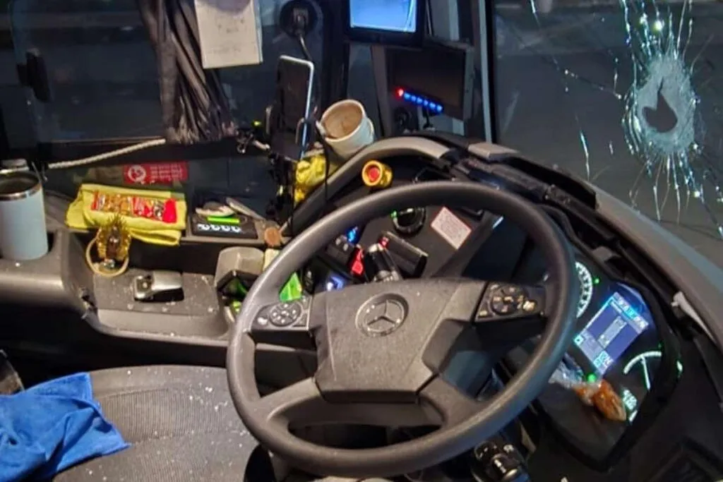 Conductor de autobús Parikuni es lesionado tras intento de asalto en la carretera de Apatzingán