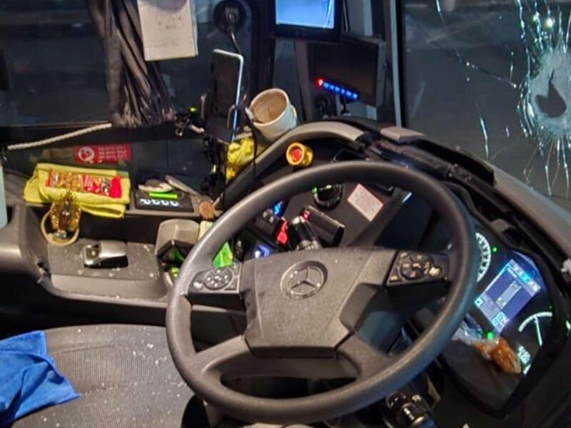 Conductor de autobús Parikuni es lesionado tras intento de asalto en la carretera de Apatzingán
