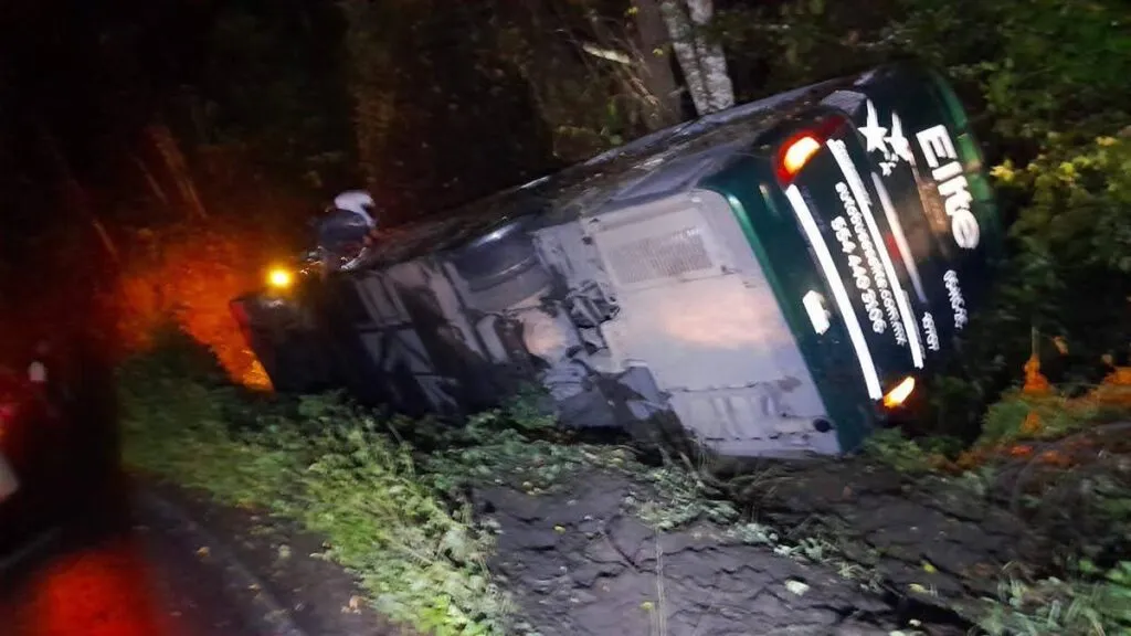 Conductor de autobús pierde el control y vuelca la unidad en Tacámbaro