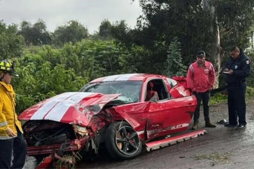 Conductor de Mustang pierde el control y choca contra un árbol en la Morelia–Quiroga