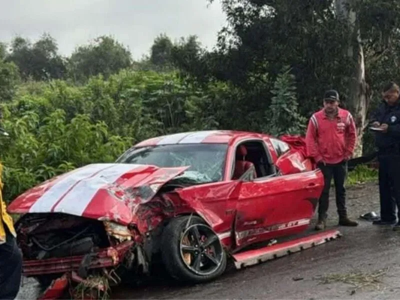Conductor de Mustang pierde el control y choca contra un árbol en la Morelia–Quiroga