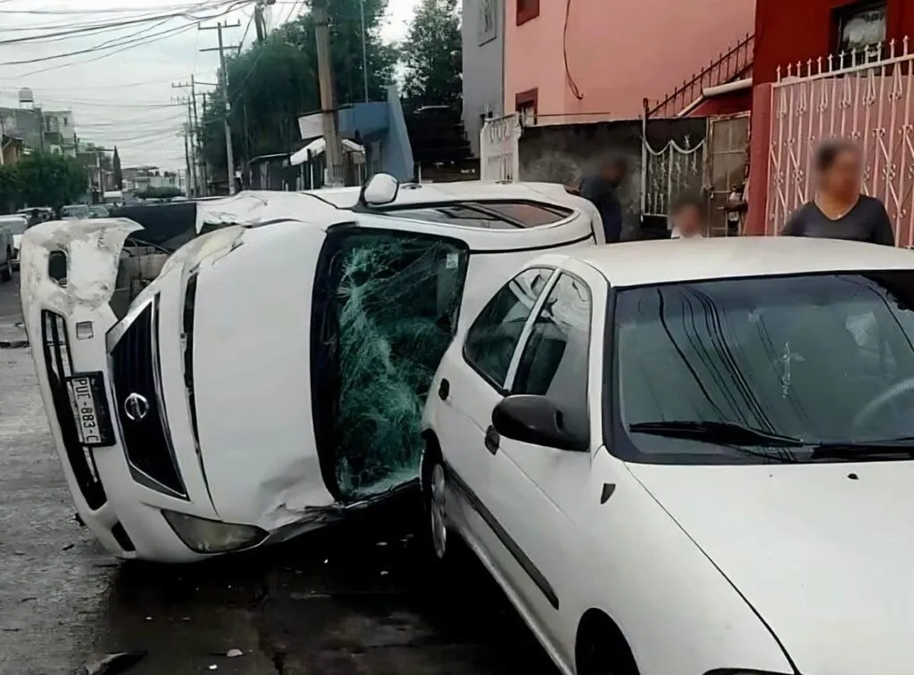 Conductor pierde el control de su vehículo y sufre volcadura en Uruapan; hay un lesionado tras el accidente