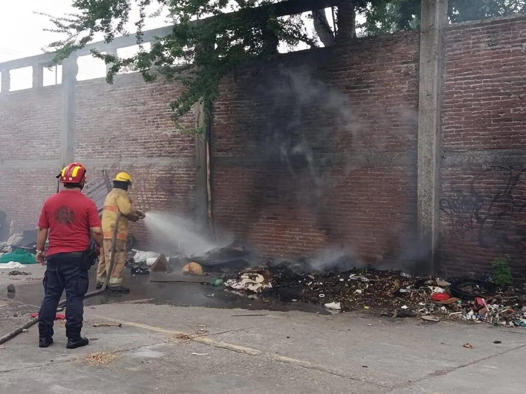 Controlan incendio en bodega provocado por persona en situación de calle en Apatzingán
