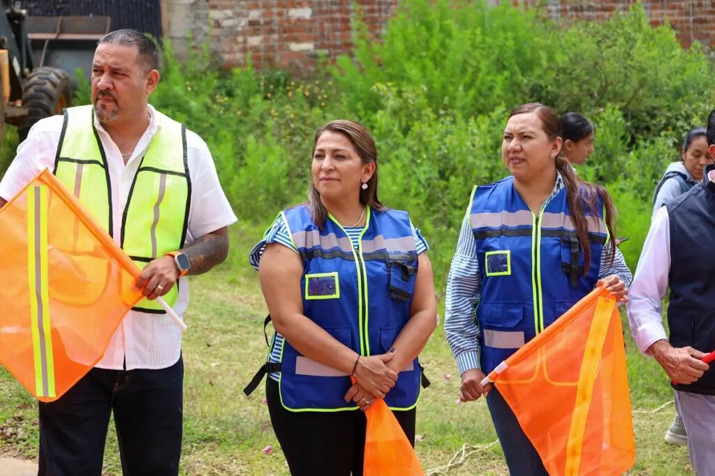 Cumple Alma Mireya González con la pavimentación de la calle Batalla de Casa Mata-1