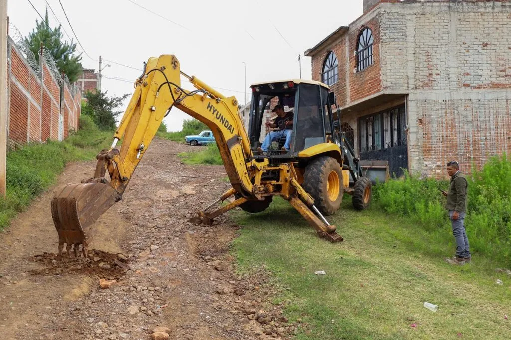 Cumple Alma Mireya González con la pavimentación de la calle Batalla de Casa Mata-2