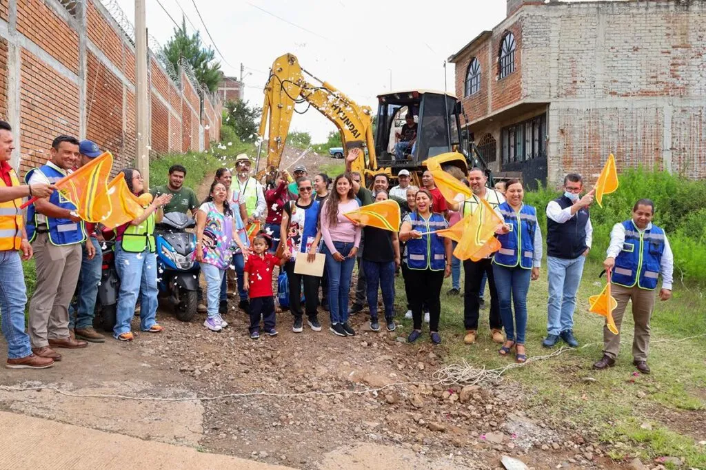 Cumple Alma Mireya González con la pavimentación de la calle Batalla de Casa Mata-3
