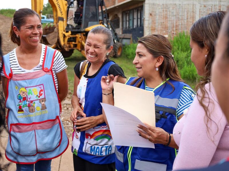 Cumple Alma Mireya González con la pavimentación de la calle Batalla de Casa Mata