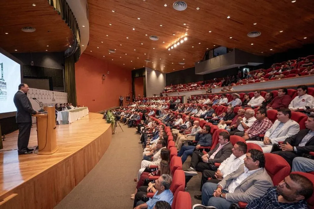 David Martínez Gowman rinde Informe de Actividades