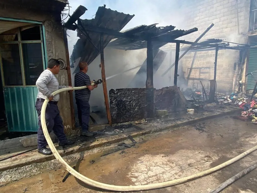 Declaran como 'pérdida total' una vivienda en Zitácuaro, luego de incendio