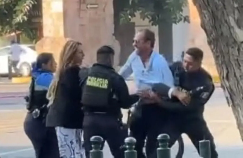 Detienen a hombre y mujer por quitar valla oficial y pasar su coche, en Morelia