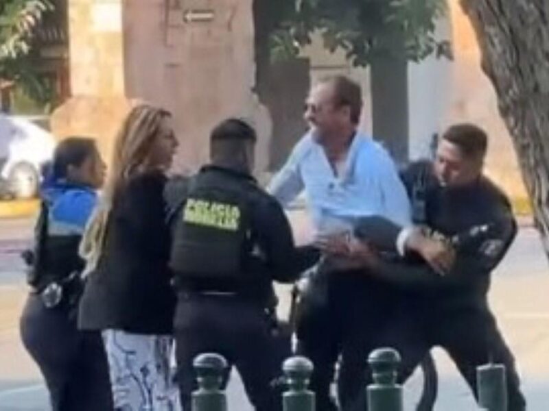 Detienen a hombre y mujer por quitar valla oficial y pasar su coche, en Morelia