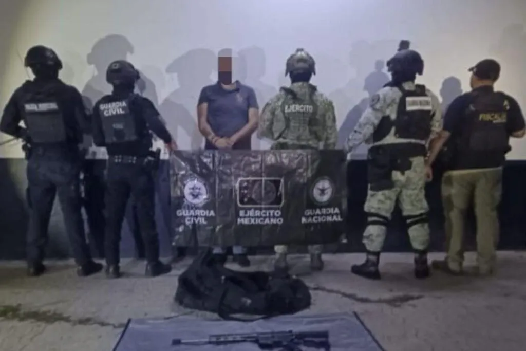Detienen en Apatzingán a hombre armado con fusil y municiones en La Huerta