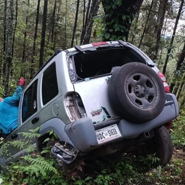 Dos jóvenes pierden la vida tras impactar su camioneta contra un árbol en Salvador Escalante