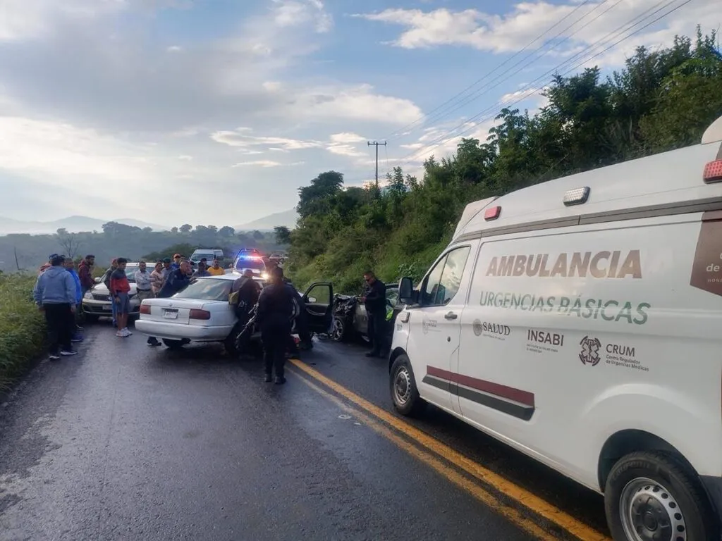 Dos lesionados y cuantiosos daños materiales tras choque en Chilchota