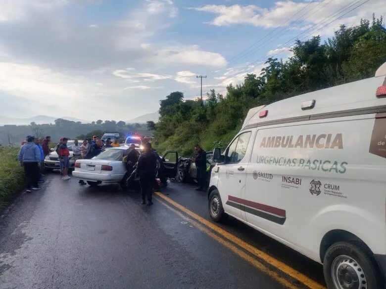 Dos lesionados y cuantiosos daños materiales tras choque en Chilchota